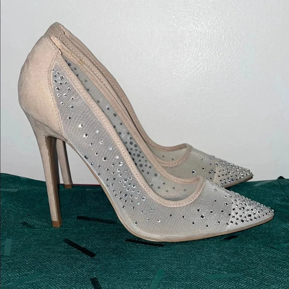 Charlotte Russe Cream Heels with Rhinestones and Stiletto Design (8) - Picture 5 of 10